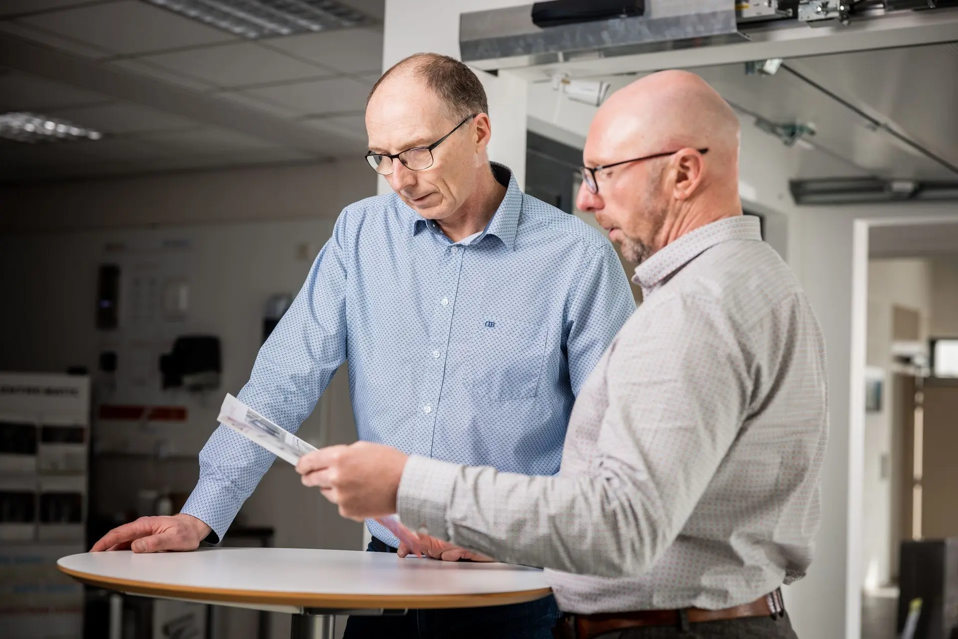 Medewerkers van AE Systems geven advies